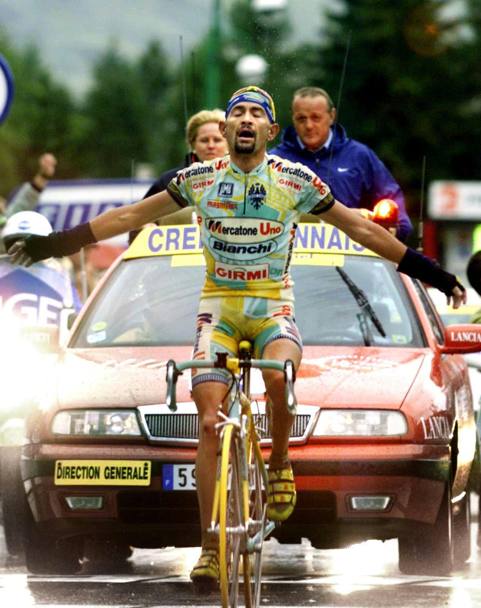 L’arrivo vittorioso di Marco Pantani nella tappa di Les Deux Alpes che, di fatto, lo consacr maglia gialla. (Reuters)